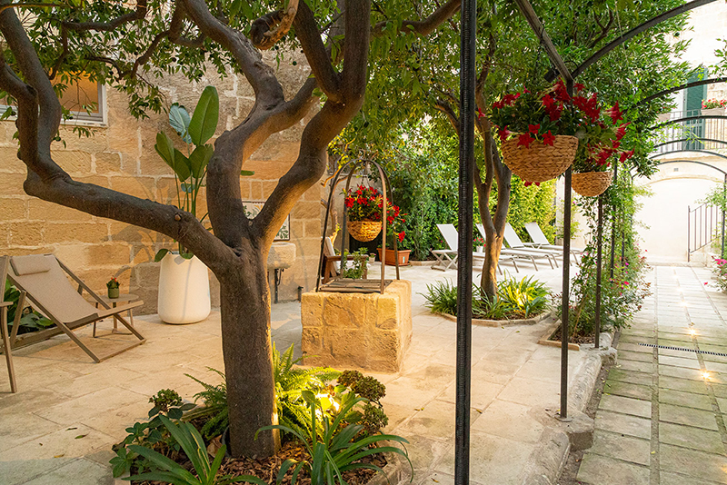 pool-garden-rose-iconic-rooms-holiday-salento-summer