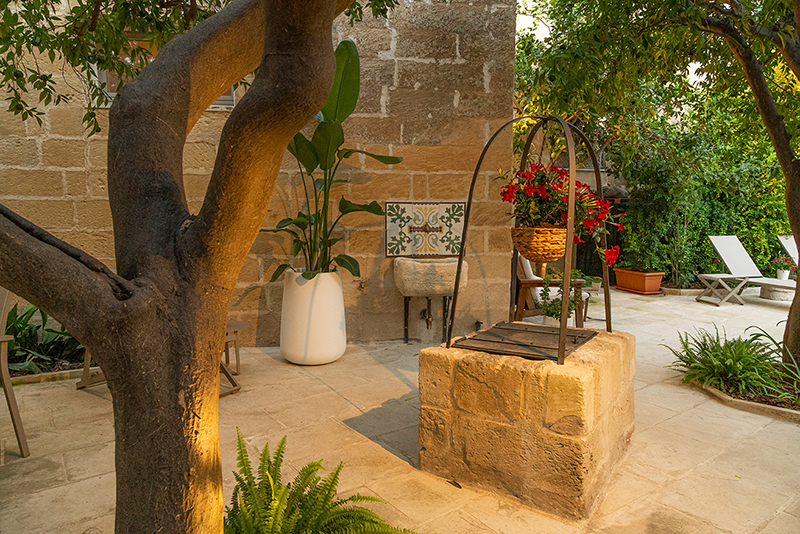 pool-garden-rose-iconic-rooms-holiday-salento-summer