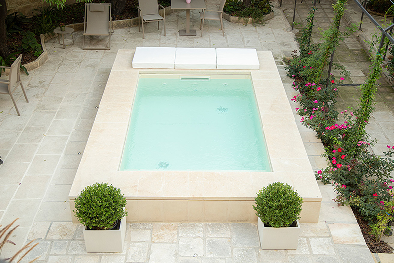 pool-garden-rose-iconic-rooms-holiday-salento-summer