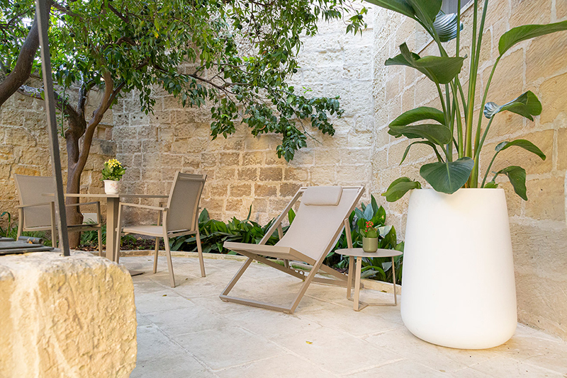 pool-garden-rose-iconic-rooms-holiday-salento-summer
