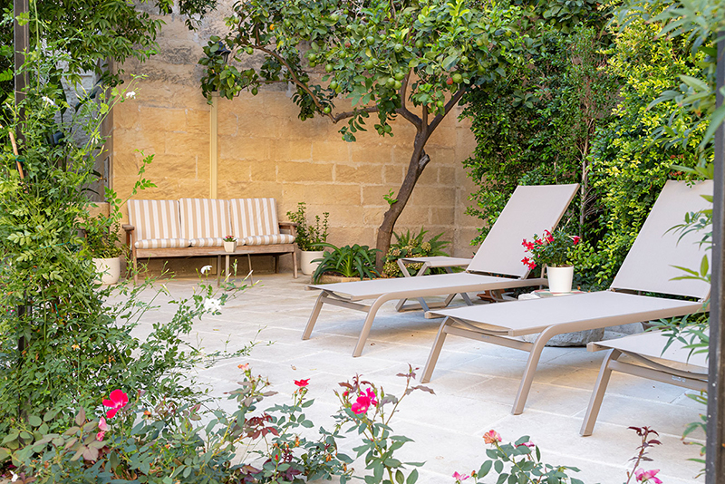 pool-garden-rose-iconic-rooms-holiday-salento-summer