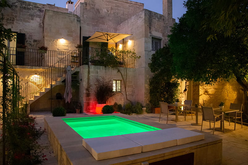 pool-garden-rose-iconic-rooms-holiday-salento-summer